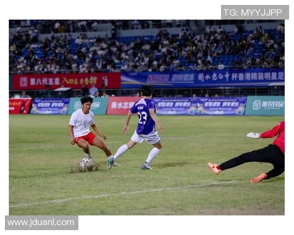 如何通过合理方式向足球明星索要签名并收取费用