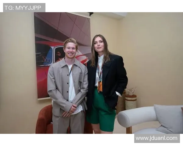 英国街头足球明星女队长的奋斗与荣耀之路探索女性足球的崛起与影响力 英国街头足球明星女队长的奋斗与荣耀之路探索女性足球的崛起与影响力