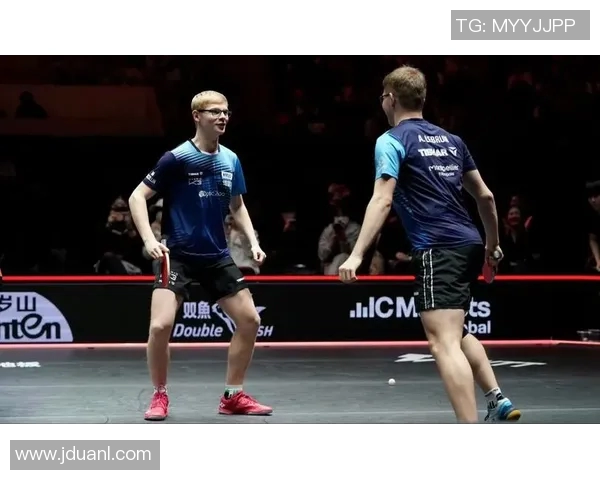 足球明星激情庆祝踩地板动作引发球迷热潮展现运动魅力与团队精神