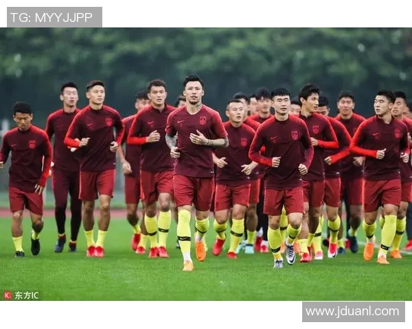 国足热身视频揭秘球队备战状态展现训练激情与团结精神